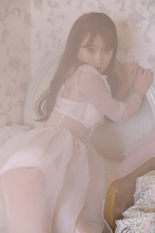 美女扒开粉嫩的尿口